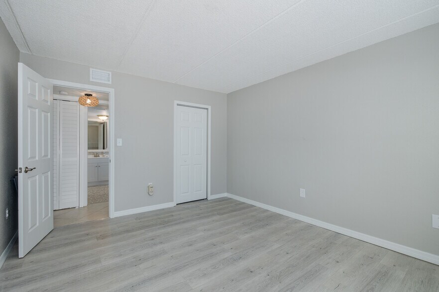 Building Photo - 464 N Paula Dr