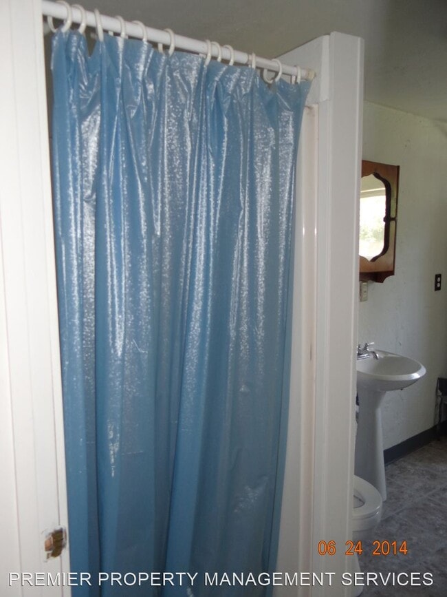 Building Photo - 3 br, 2 bath House - 902 25th Place