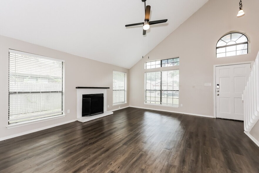Building Photo - 6209 Mercedes Dr