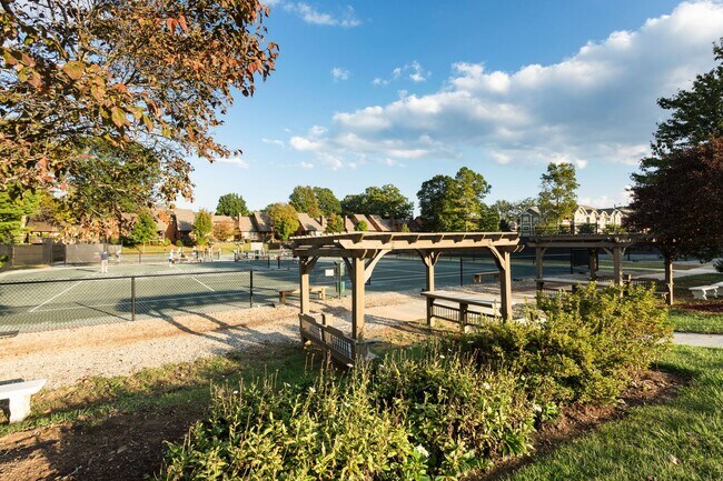 Building Photo - 201 Racquet Club Rd