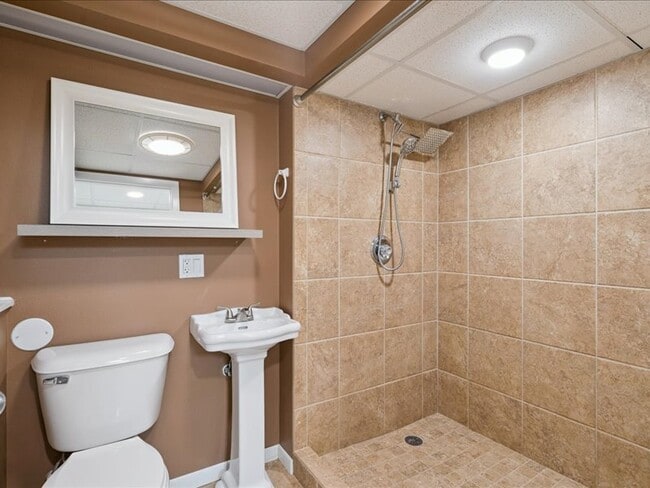 Building Photo - 1429 Columbus Dr