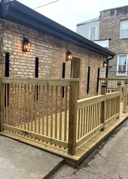 Building Photo - 2651 W North Ave