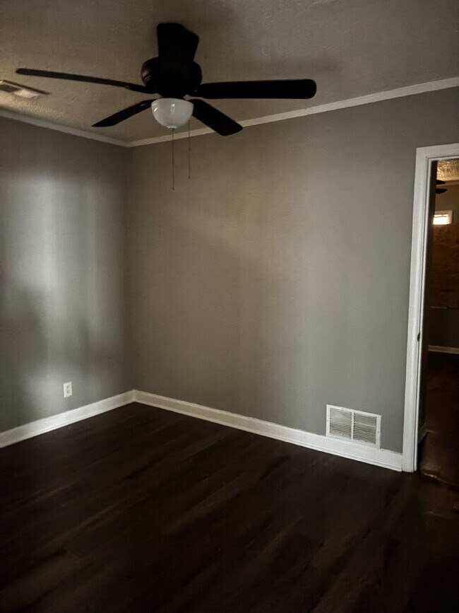 Building Photo - "3-Bedroom Gem on East Frank Avenue"