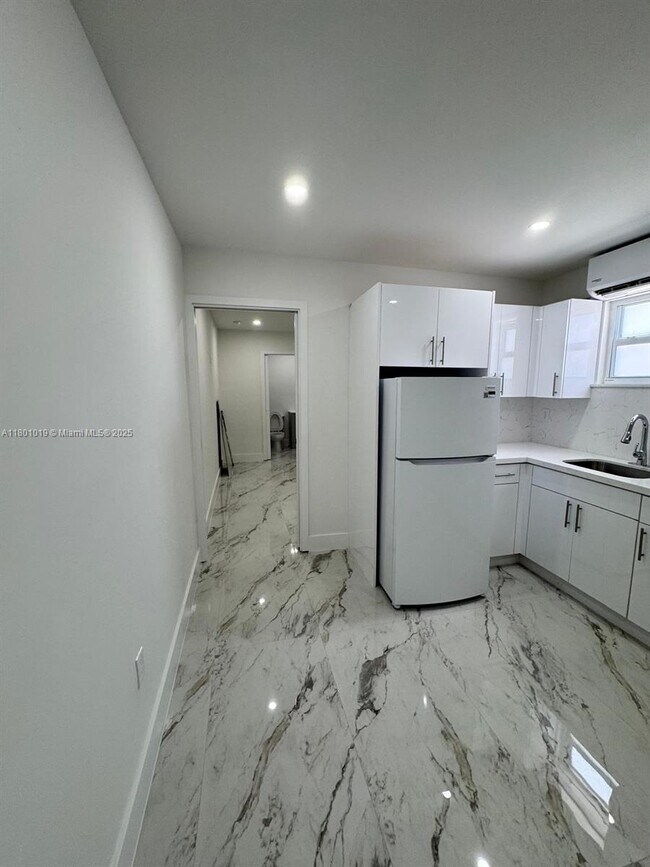 Building Photo - 11000 SW 47th Terrace