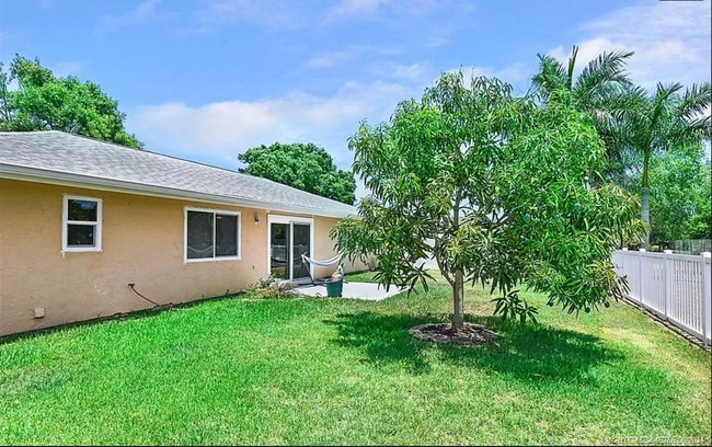 Building Photo - 1612 SE Cascella Ct