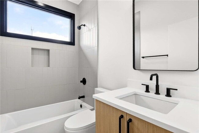 Building Photo - 816 Berne St SE