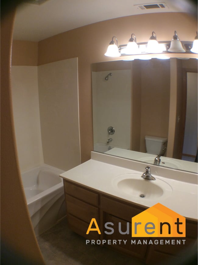 Building Photo - 2-Bedroom Townhouse Close to Hospitals, Great Private, Central Location!