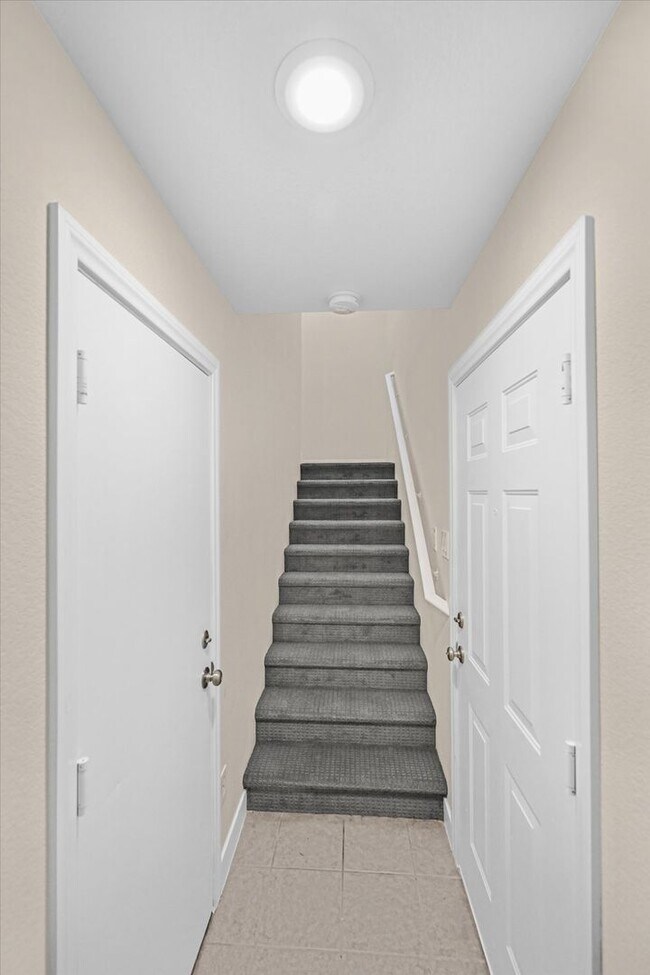 Building Photo - Spacious 2 bedroom condo with attached condo