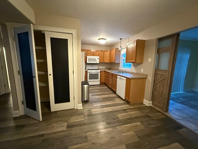 Building Photo - 1202 Griffin Lake Ave