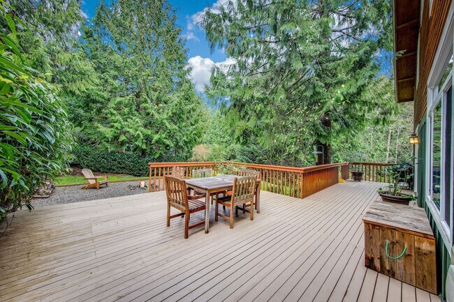 Building Photo - Beautiful Bainbridge Home