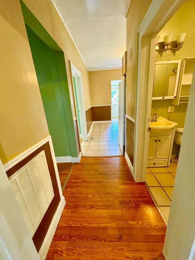 Building Photo - 2 bedroom, 1 bathroom home in Westminster