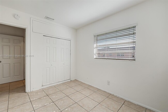 Building Photo - 1619-1621 NW 8th Ave
