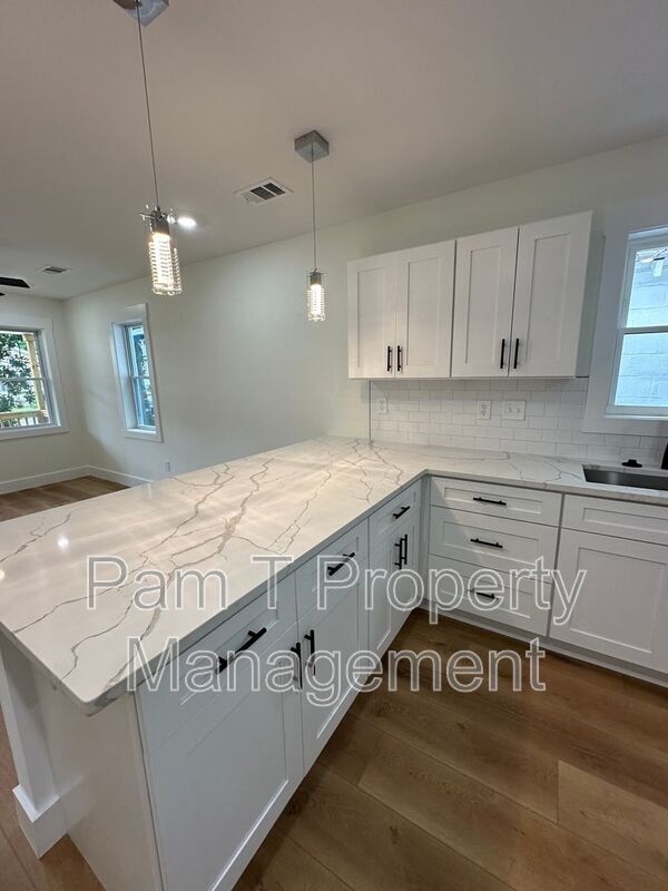Building Photo - 618 E Waldburg St