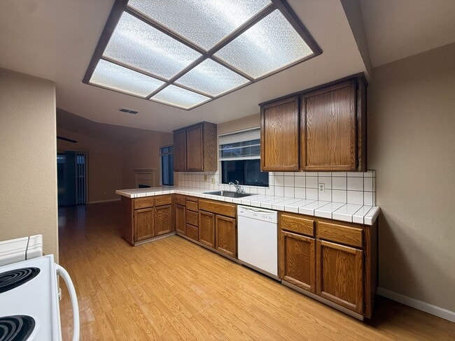 Building Photo - 3 Bed| 2 Bath | 1407SF | 2 Car Garage | Single Story | Tenant pays $175 monthly for WS&G