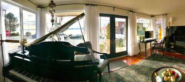 Building Photo - 4028 Beach Dr SW