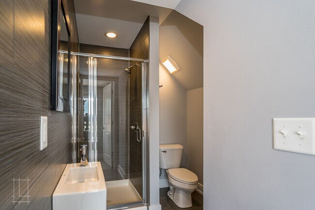 Building Photo - 160-162 E 3rd Ave