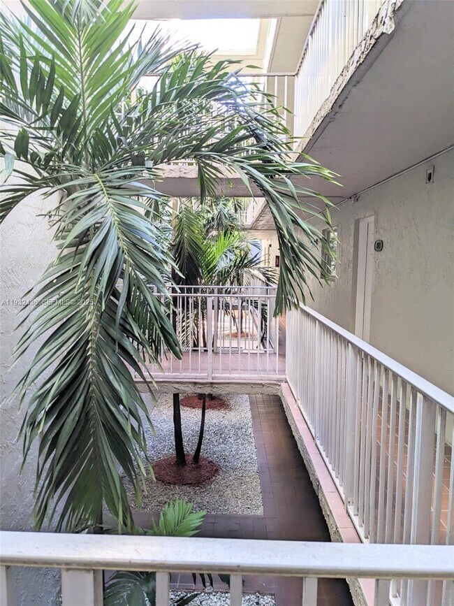 Building Photo - 10000 NW 80th Ct