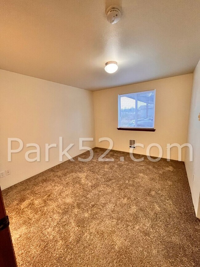 Building Photo - 2 Bedroom Ground Floor Apartment With Backyard