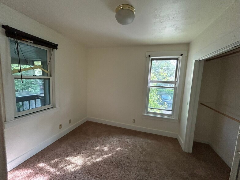 Building Photo - 1228 E Dayton St