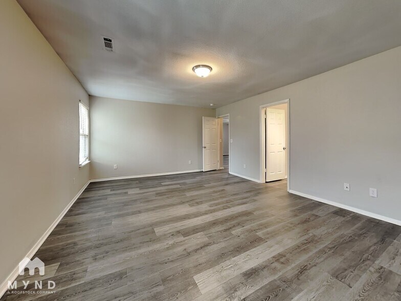 Building Photo - 1140 Battery Dr