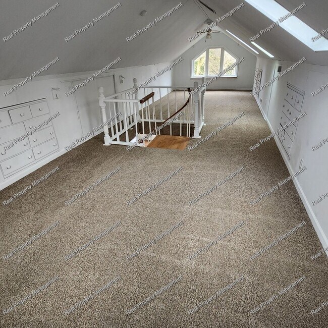 Building Photo - Three Bedroom With Oversized Garage