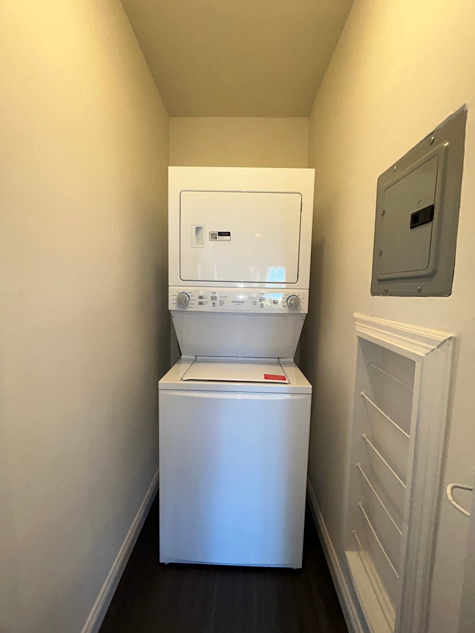 Building Photo - 1954 Hillcrest Rd