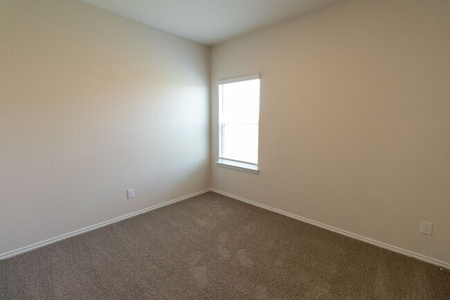 Building Photo - Like New Home, Tons of Space!!!
