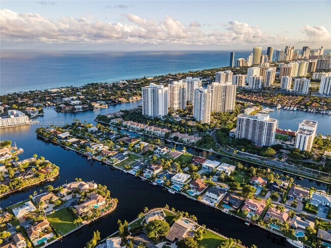 Building Photo - 493 Holiday Dr