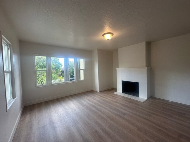 Building Photo - 413-413-413-412 Montgomery St