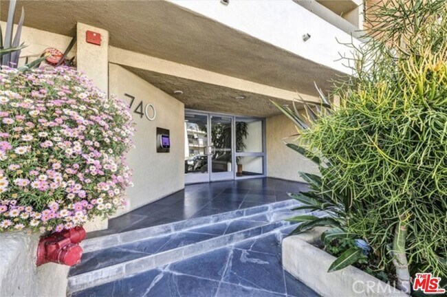 Building Photo - 740 Kings Rd