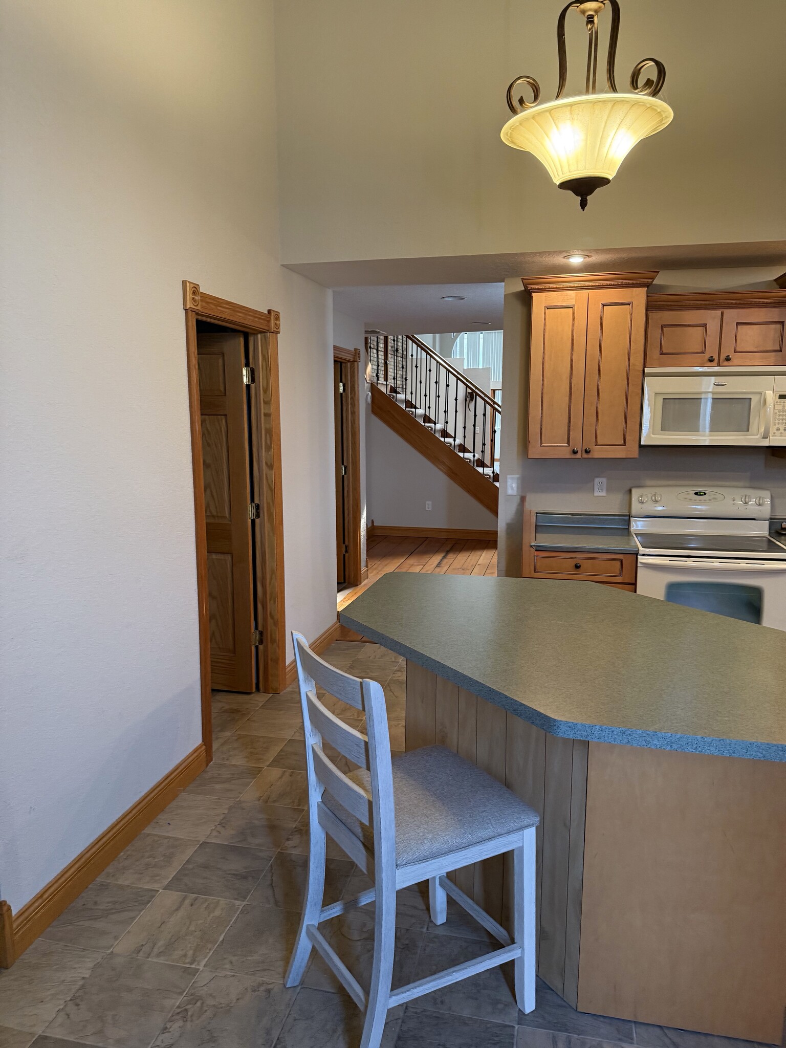 Building Photo - 419 E Grand Ave