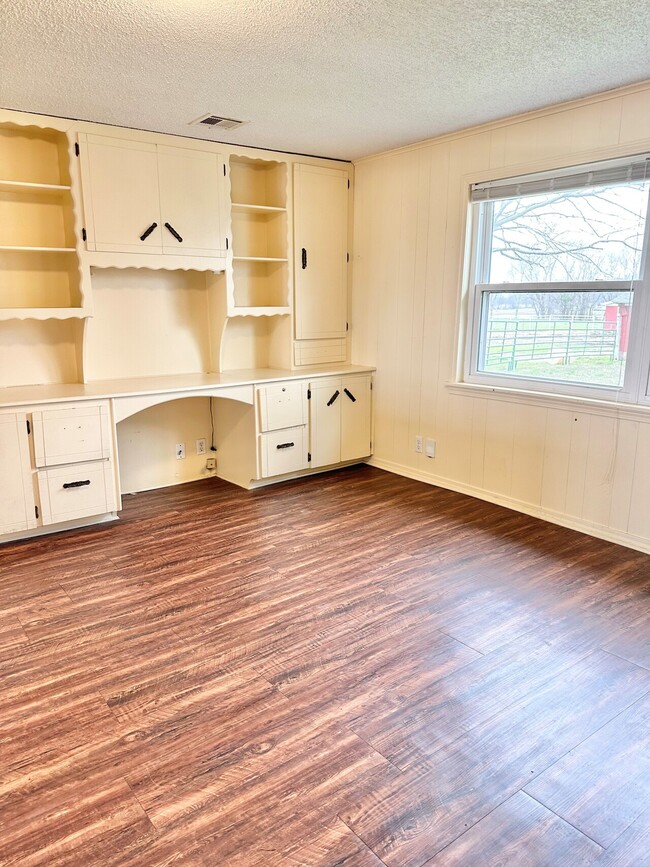 Building Photo - Claremore Farmhouse
