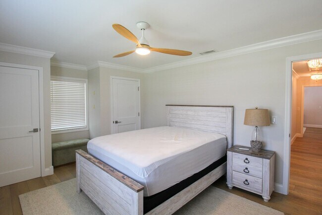 Building Photo - Luxury Annual Rental with Resort-Style Pool on Longboat Key