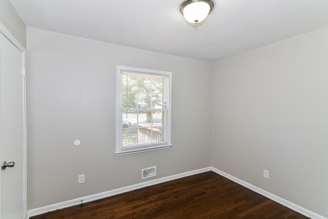 Building Photo - 3 Bedroom Ranch in Raytown!