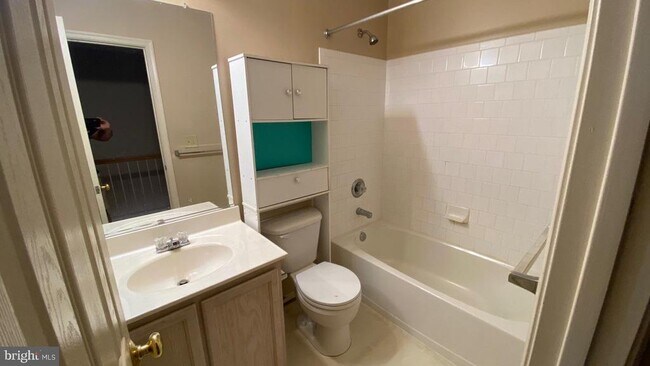 Building Photo - 2461 Medford Ct