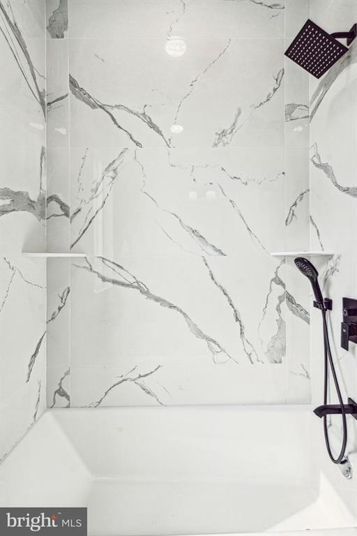 Shower - 2356 Gerritt St