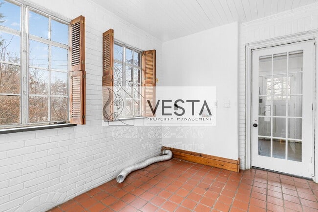 Building Photo - 68 Maple St