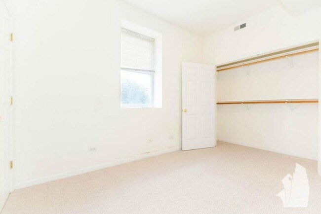 Building Photo - 3 bedroom in Chicago IL 60647