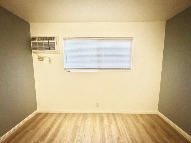 Building Photo - 2-Bedroom, 1-Bath Condo Located in a Quain...