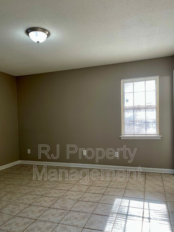Building Photo - 4211 Lansdowne Dr