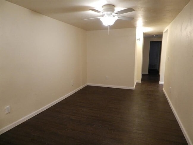 Building Photo - 3015 Thomas Dr