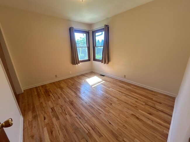 Building Photo - Spacious 2 Bedroom 1 Bath Duplex in Park-Like Setting - Pets Welcome