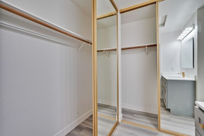 Building Photo - 2 bed 2 bath condo