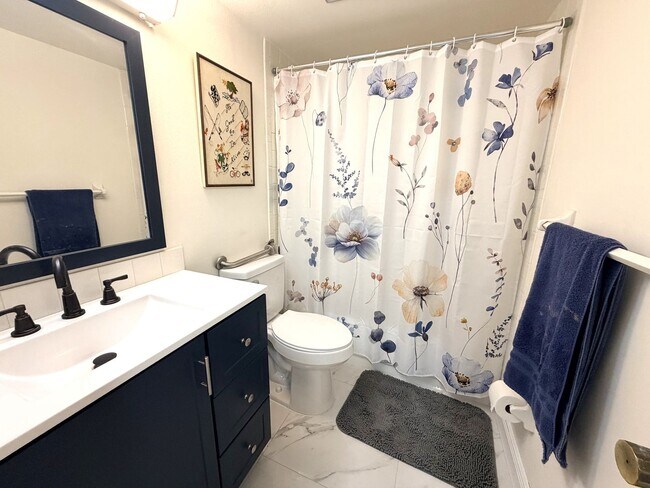 Building Photo - 2/2 STUNNING SEASONAL RENTAL IN SUNNY N. FT. MYERS, FL