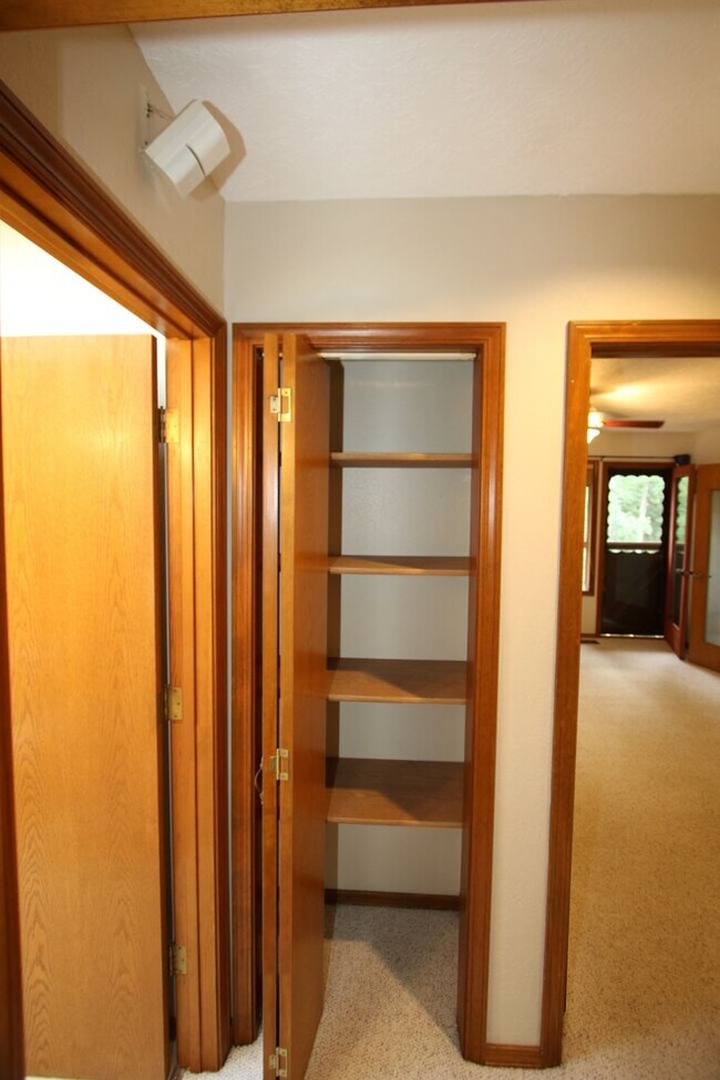 Building Photo - 4 Bedroom Eagle River Home!