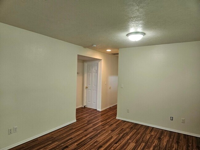 Building Photo - 4Bd/3Ba Two Story House - Available to View!