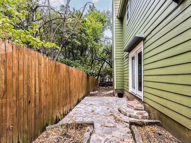 Building Photo - Charming 2 Bedroom, 1.5 Bathroom Home with...