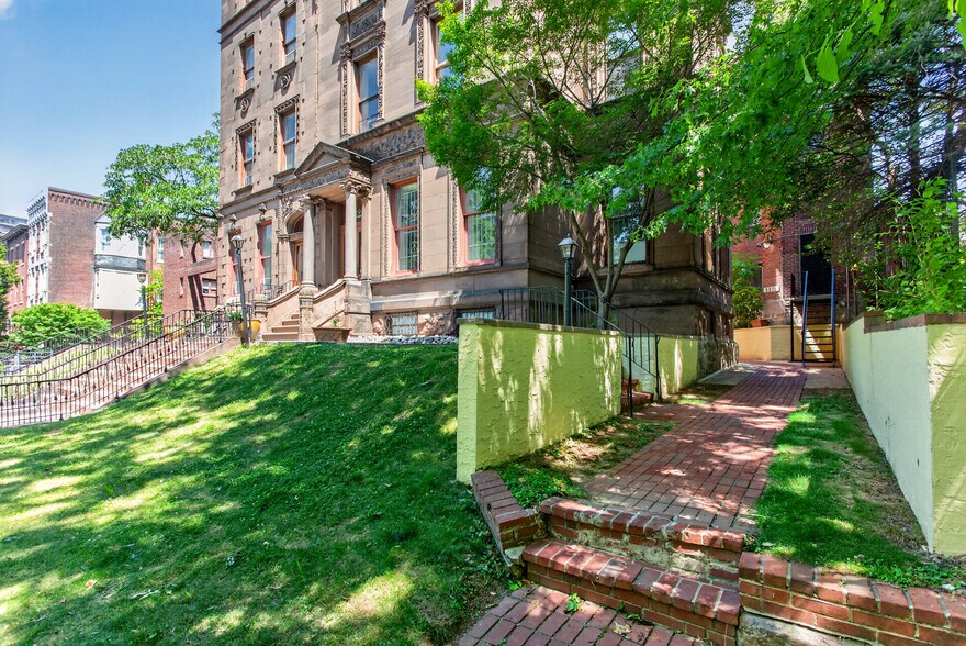 Building Photo - 2213 Green St