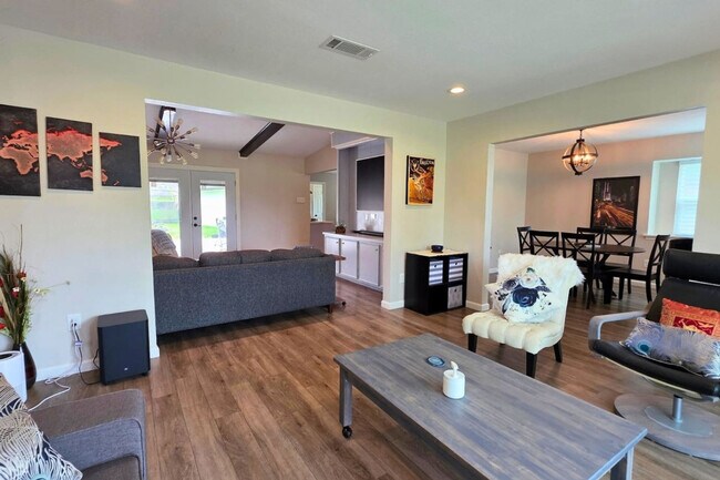 Building Photo - 1810 San Sebastian Ln