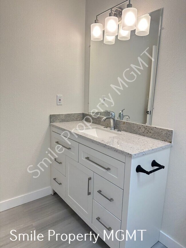 Building Photo - A beautiful 2-story townhouse attached with a single car garage!